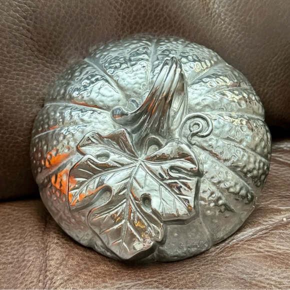 White Barn Glass Pumpkin 3 Wick Candle Holder with Metal Lid - Picture 9 of 13